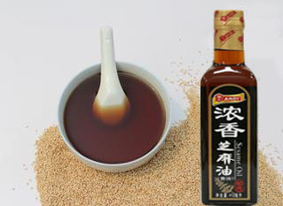 跟隨時(shí)代發(fā)展，不做落伍的芝麻油灌裝機(jī)